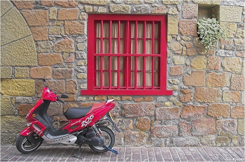 Испания, Ондарибия, Улица, In red фото превью