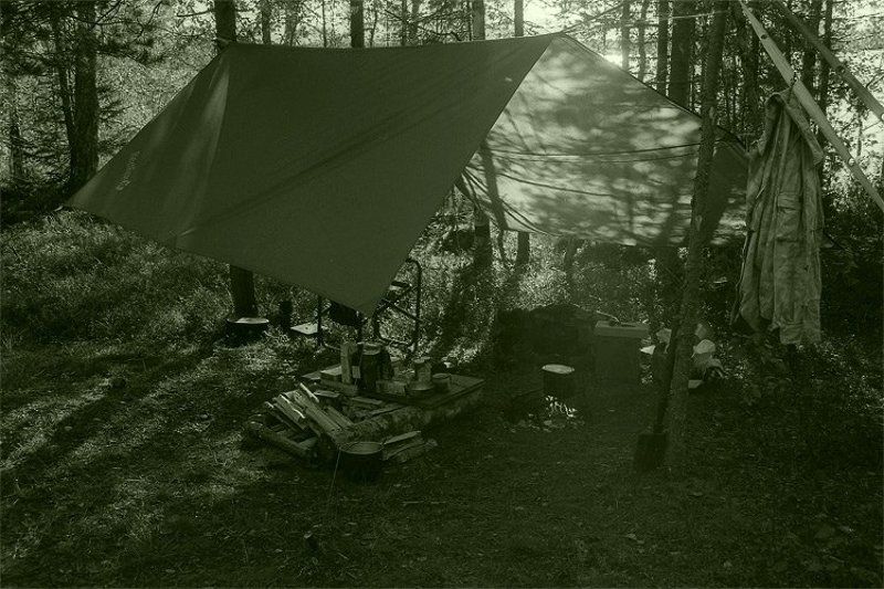 2007, canon-eos-300, ef-50/1.8, чб, пленка, солнце, тент, лагерь, свет, тень, дрова, куртка, котелок, костер, стропа солнце над тентом фото превью