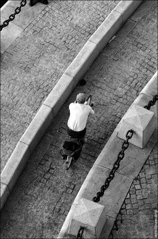 велосипедист, сверху, ч/б Велосипедист фото превью