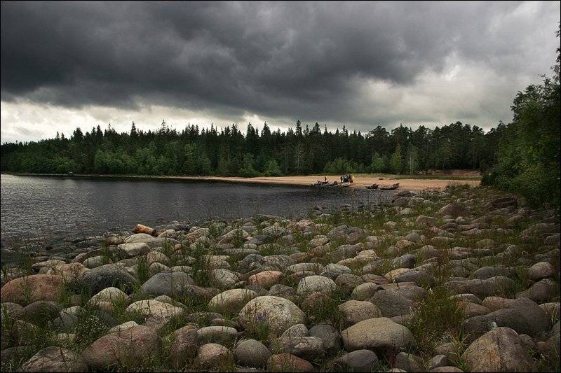 берег, береза, волна, дерево, ель, камень, коса, ладога, ладожское, лес, лодка, небо, облако, озеро, песок, поход, привал, путешественник, сосна, турист, Дмитрий Шамин