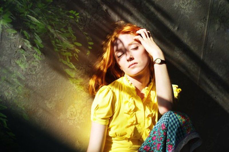 солнце в траве фото превью