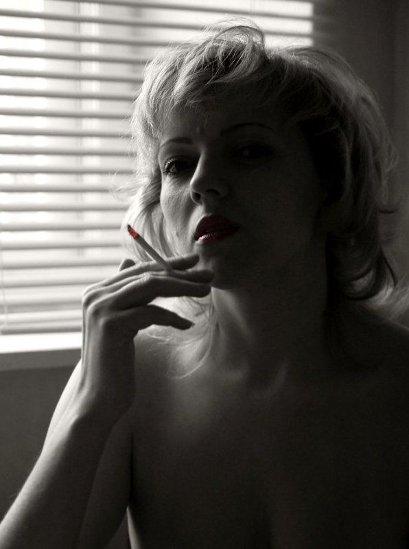 bw, девушка, сигарета  фото превью