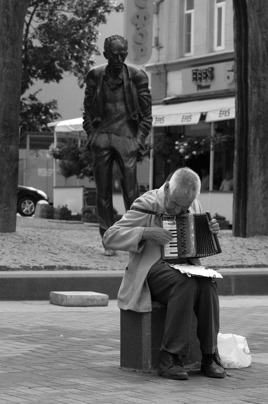 окуджава, бард, арбат, аккордеон, старик У памятника барду фото превью