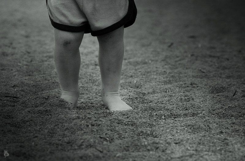 маленький ангел, устать, путь, разбитые колени Ангелы устают в пути и разбивают колени фото превью