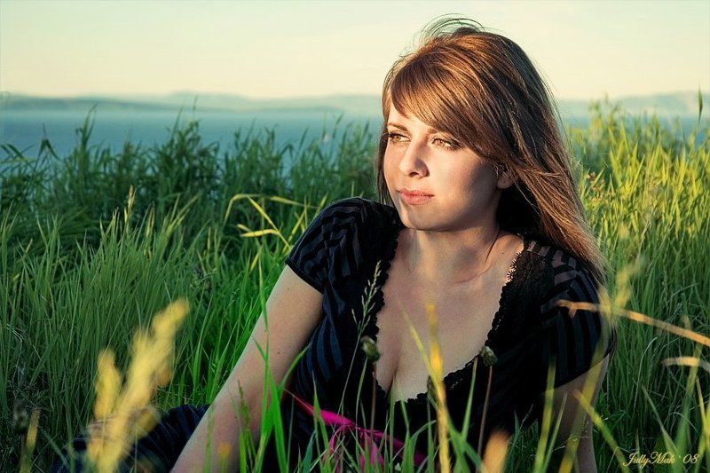 закат, девушка, трава, солнце в лучах уходящего солнца... фото превью