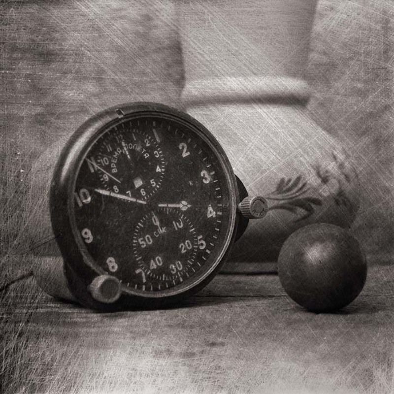 Ваза, часы и железный шарик фото превью