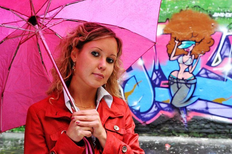 Девушка и двор фото превью