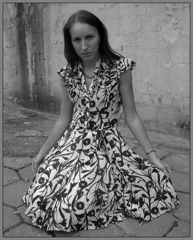 девушка, старый город, лето. Цветок каменных джунглей. фото превью