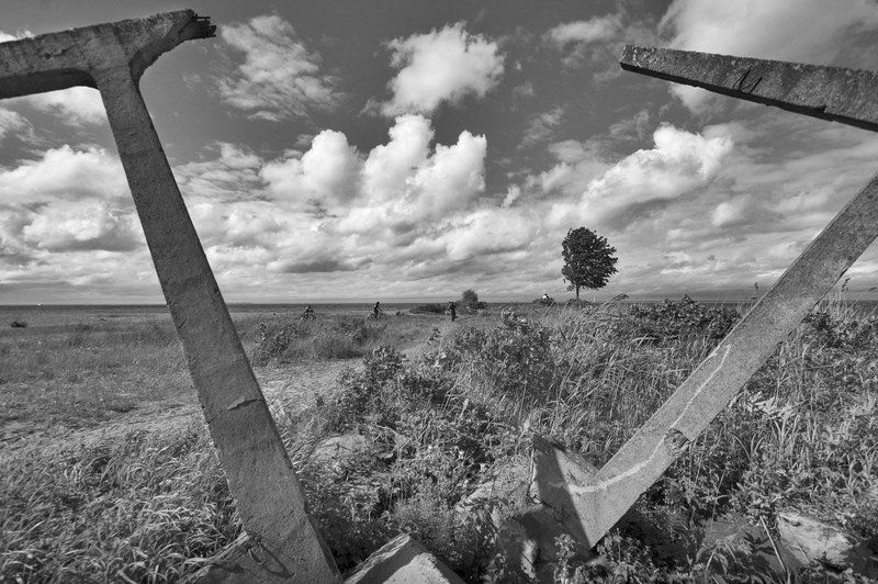 финский залив,конструкция,небо,облака,велосепидисты конструкция фото превью