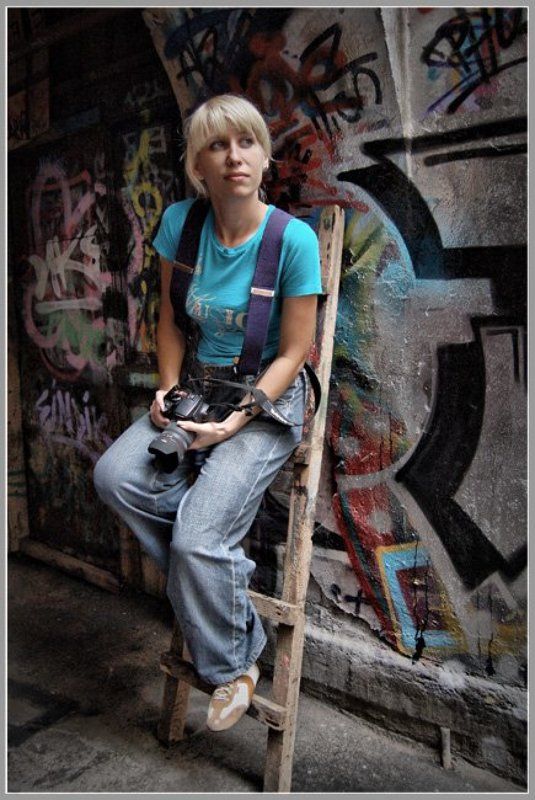 двор,арка,лестница,графитти,юля, Высокое искусство...или подняться над суетой... фото превью