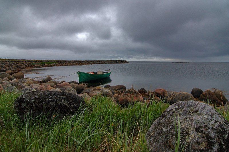 соловецкий архипелаг, о.большая муксалма, муксалминская дамба, бело море, холодно, хмуро, лодочка хмарный север фото превью