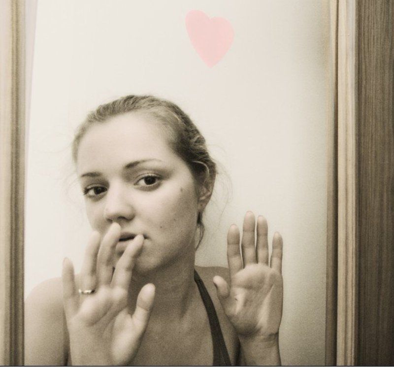 комната девушка дверь стекло рука ладонь за дверью фото превью