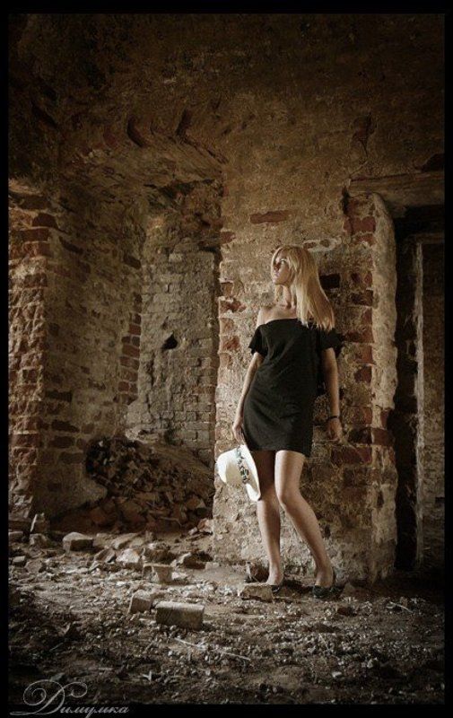 девушка, церковь, развалины *** фото превью
