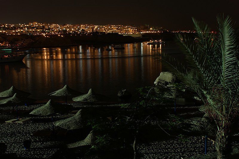 В ночное время пляж пустует фото превью