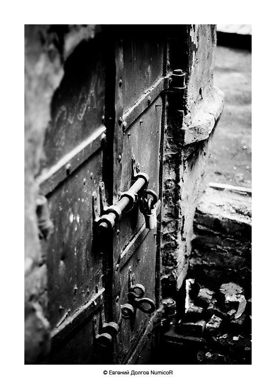 дверь, замок, чб, ч/б, кирпичи, двор, дворик *** фото превью