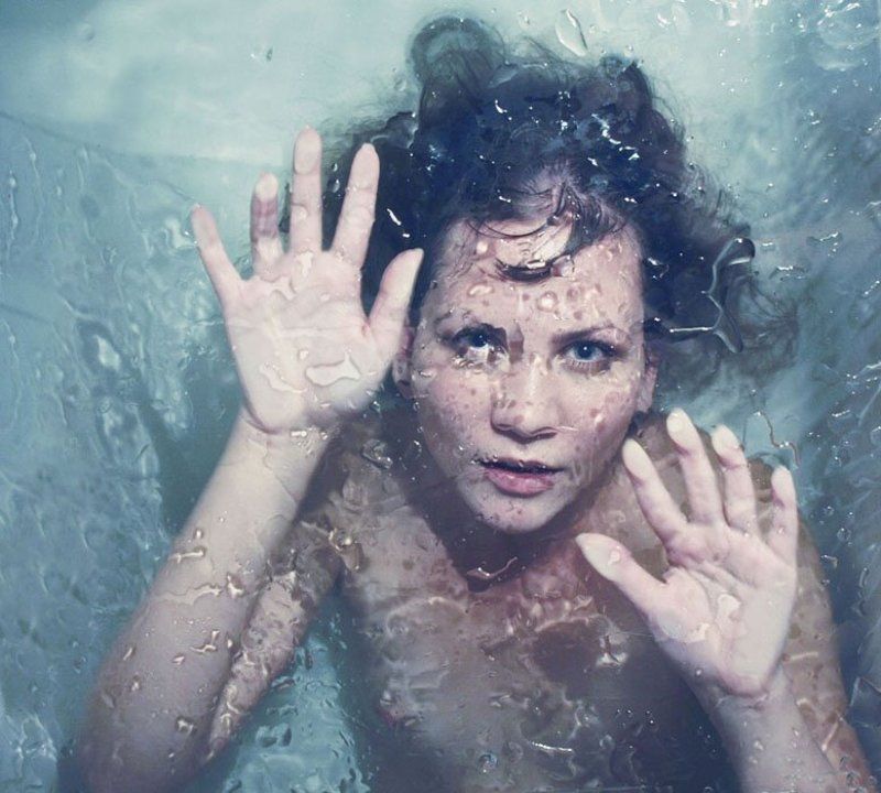 девушка, вода, стекло, страх, синие глаза, холодная вода Офелия, невинно утонувшая фото превью