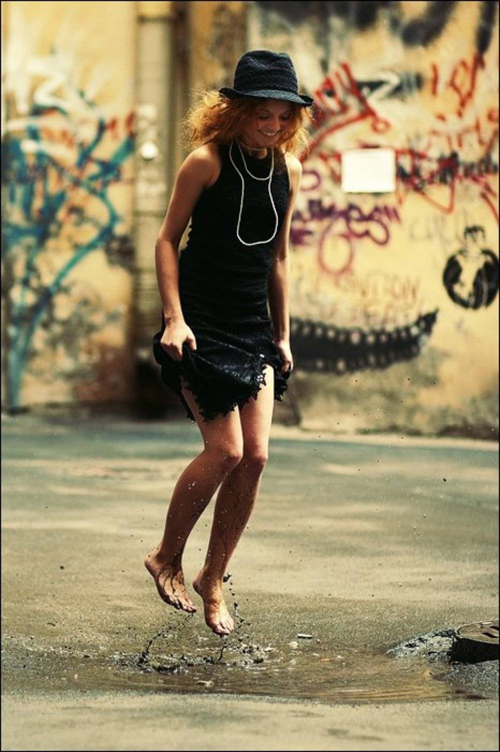 девушка, прыжок, лужа, двор, асфальт, питер, петербург, город, здание, дом, Дмитрий Шамин