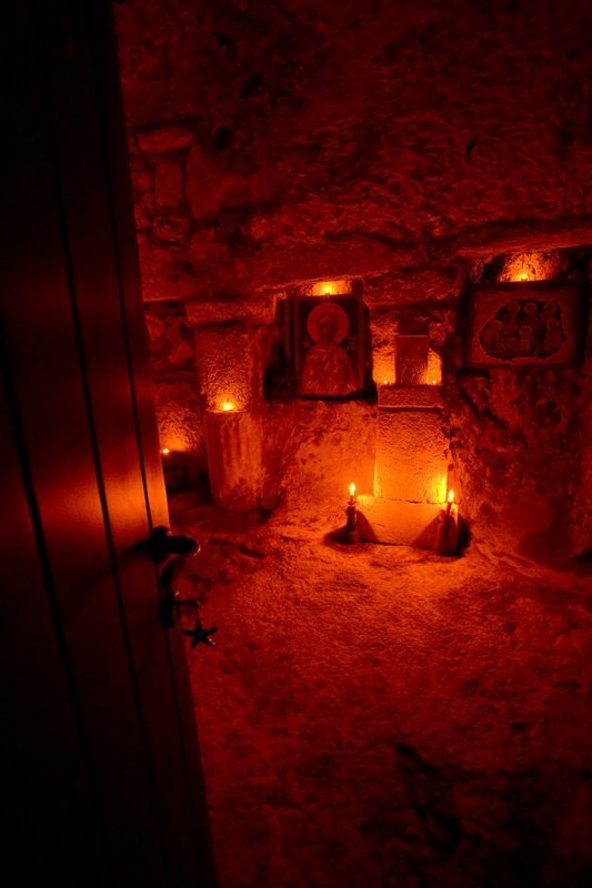 санторини часовня в скале фото превью