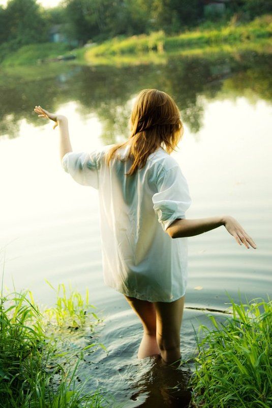 вода, холод, девушка, рубашка, руки  фото превью