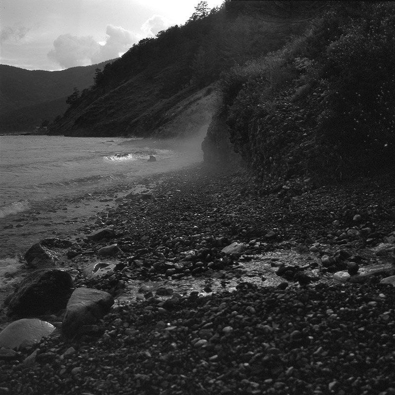 байкал, озеро, вода, берег, туман, камни, волна Холодный берег Байкала фото превью