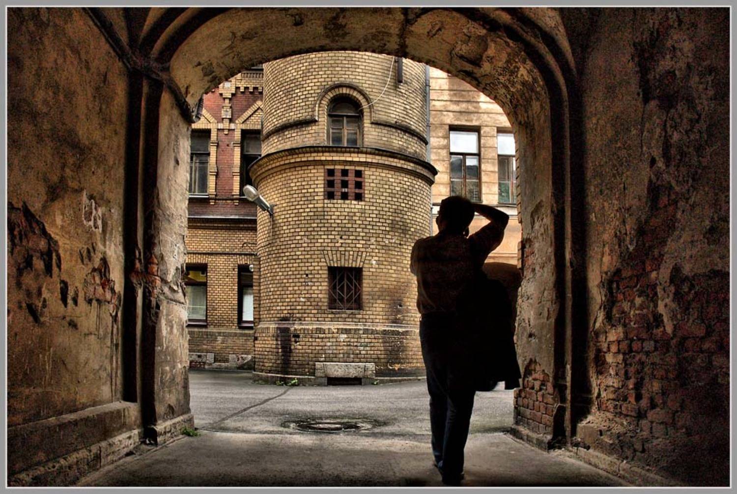 двор,арка,улица,силуэт,окна,дома,фотограф,, domovoi
