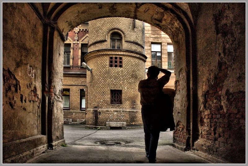 двор,арка,улица,силуэт,окна,дома,фотограф, В дворовой тишине... фото превью