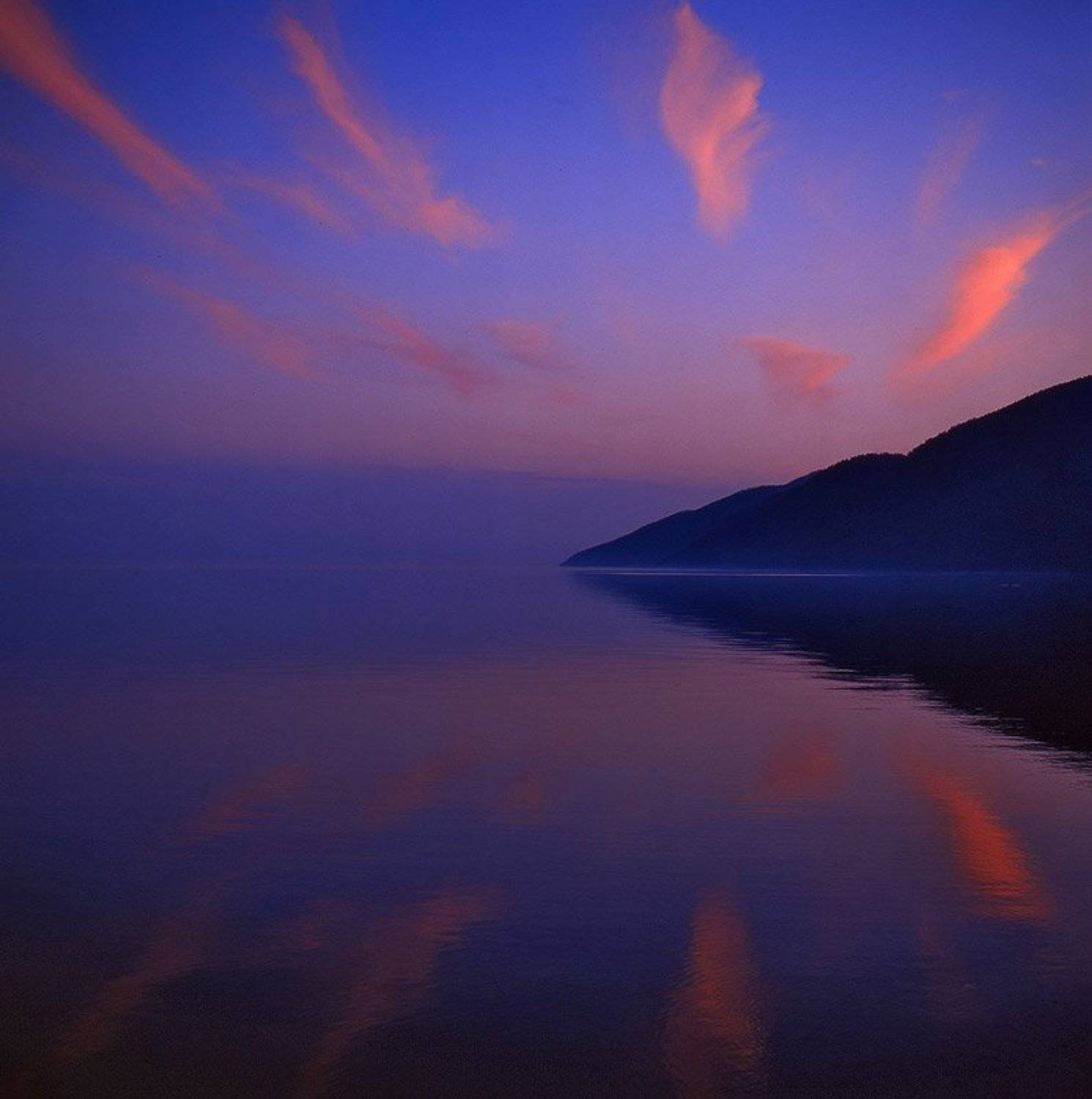небо, вечер, перьевые облака, байкал, озеро, линия горизонта, водная гладь, лето, атмосферные явления, гора в воду, clouds, Александр Сударчиков