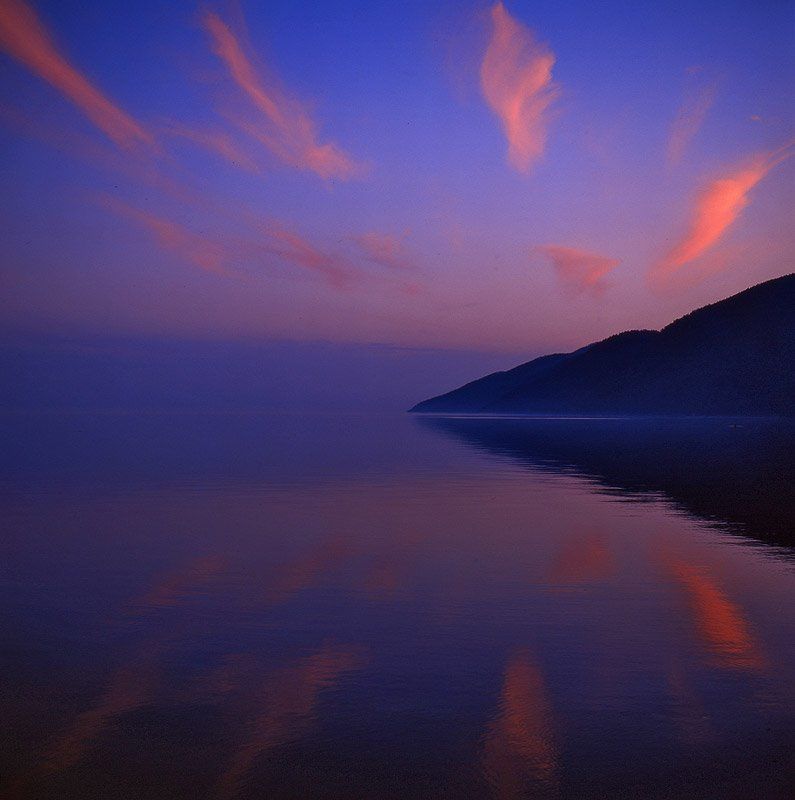 небо, вечер, перьевые облака, байкал, озеро, линия горизонта, водная гладь, лето, атмосферные явления, гора в воду, clouds Закат на Байкале фото превью