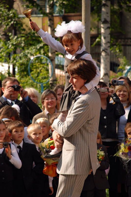 школа, 1 сентября, звонок, дети, девочка В центре внимания фото превью