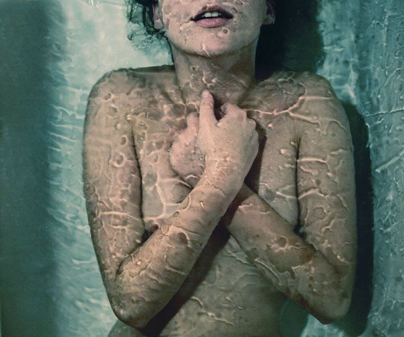 девушка, вода, тело, тонуть Последний вздох или прощальная улыбка фото превью