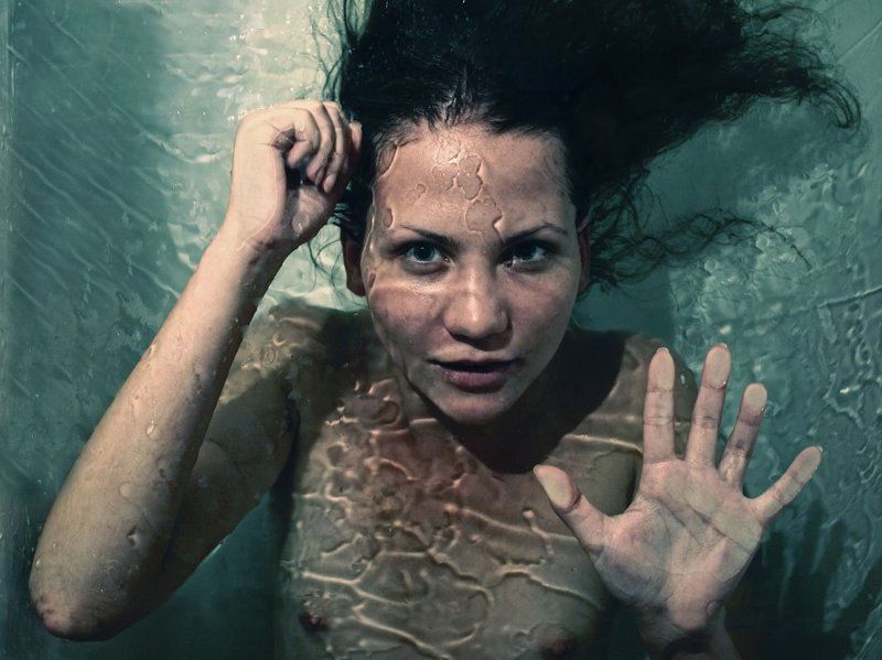 девушка, вода, лед, холод, тонуть, мольбы, страх без названия фото превью