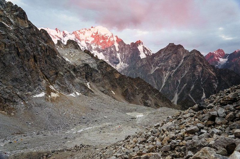 горы, рассвет, кавказ Рассветные лучи рисуют красным. фото превью