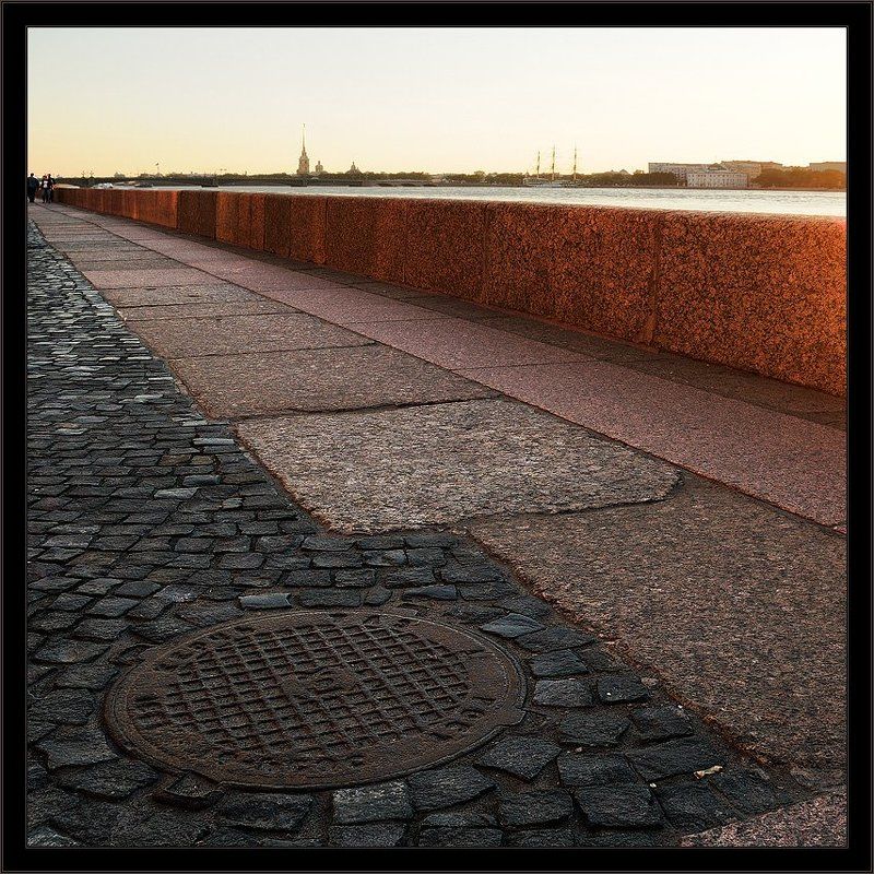 петербург, центр, нева, лето, закат, квадрат Простая цветная питерская квадратная картинка о светопредтавлении на набережной Невы фото превью