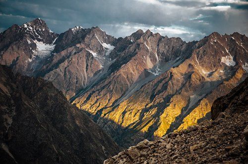 Рассветные лучи рисуют жёлтым