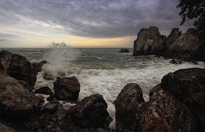 У брега штормовые волны... фото превью
