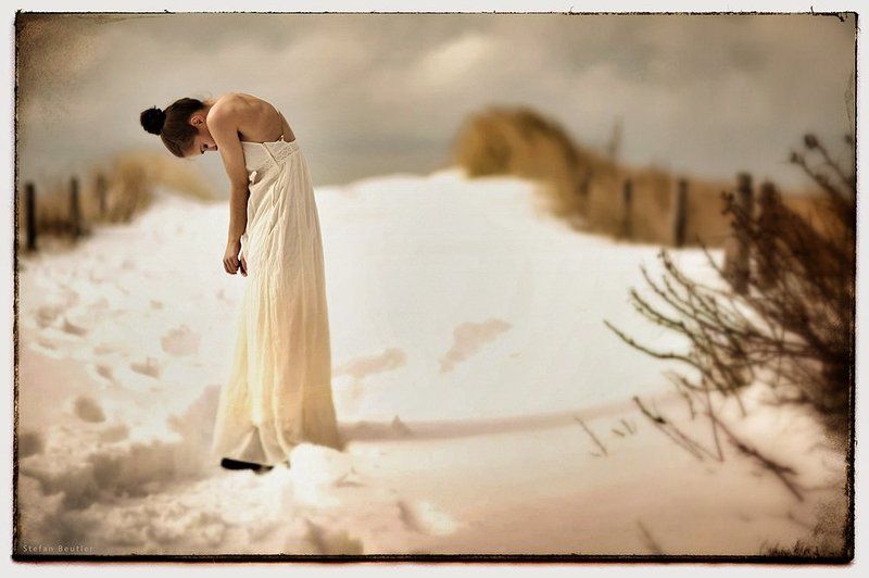 portrait, emotion, woman, frau, daylight, beach, strand, schnee. snow ein schoener tag фото превью