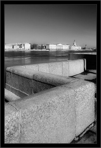 Черно-белая контрастная питерская зарисовка о гранитной молнии, пронзающей невский простор