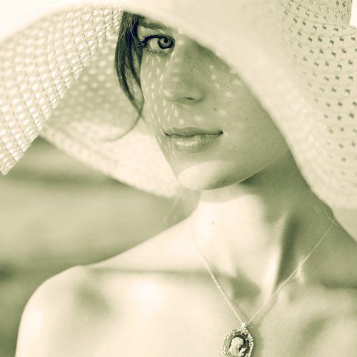 Девушка в шляпе