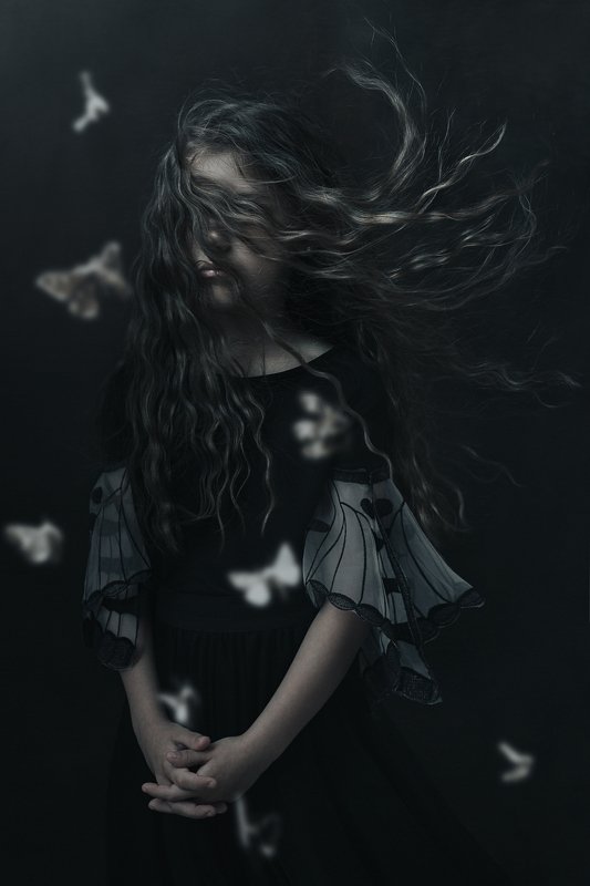девочка портрет кудри волосы girl portrait hair moths moth butterfly бабочки мотылёк the moth\'s dream фото превью