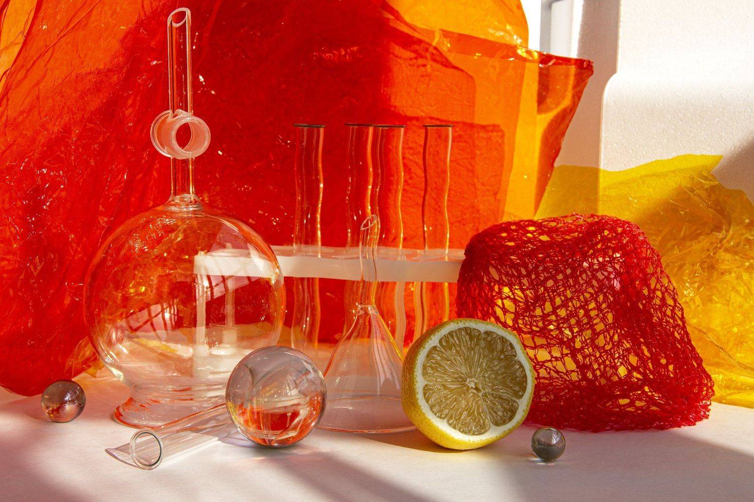 натюрморт, лимон, желтый, оранжевый, колбы, сетка, шары, стекло, Виктория Гусар