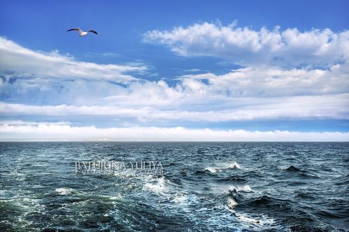 Море и монастырь на горизонте