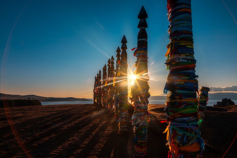 Столбы Сэргэ на острове Ольхон фото превью