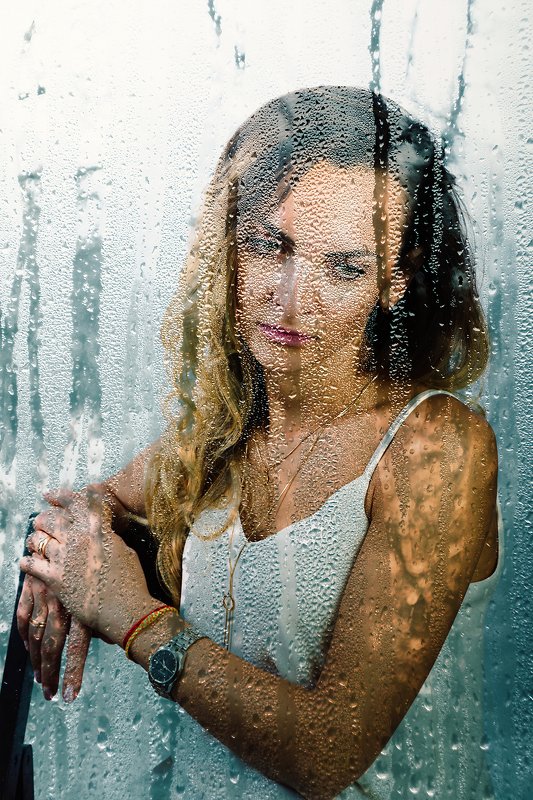 дождь, вода, струи, стекло, портрет, девушка, стиль, мода , красота Дождливый день фото превью