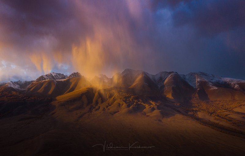 Snow at sunset. фото превью