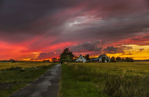 Пламенный закат в деревне Лисбю. Дания.