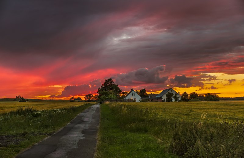 дания, деревня, закат, облака, дорога, поле, дома, Пламенный закат в деревне Лисбю. Дания. фото превью