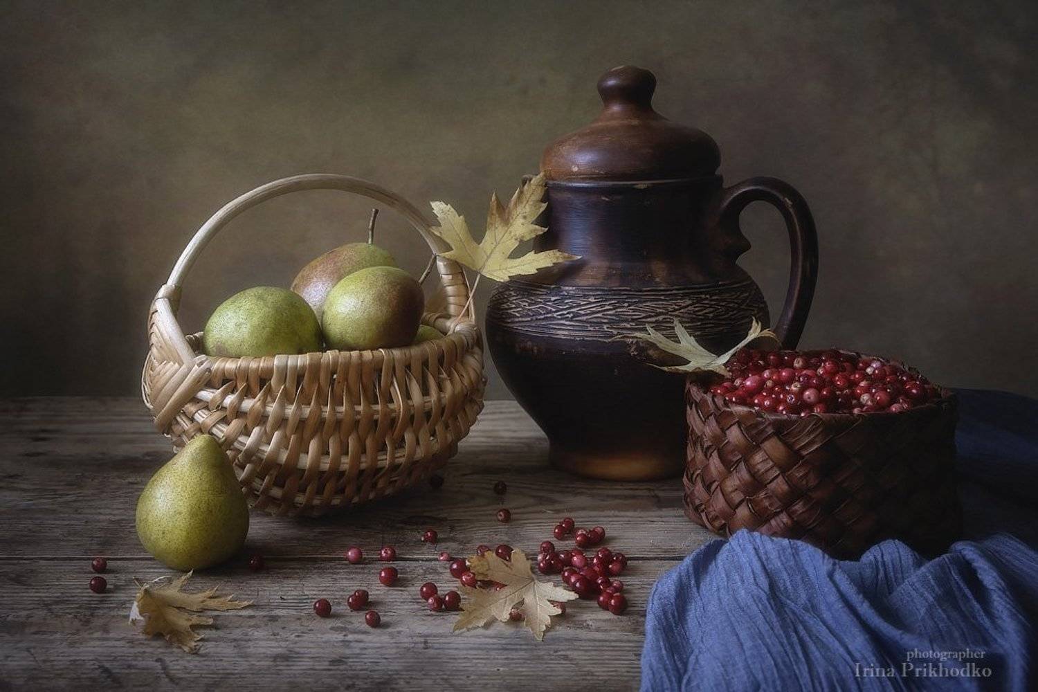 натюрморт, осень, груши, брусника, кленовые листья, Ирина Приходько
