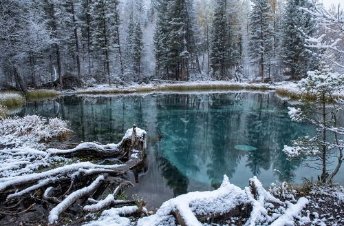 Гейзерное озеро в снегу