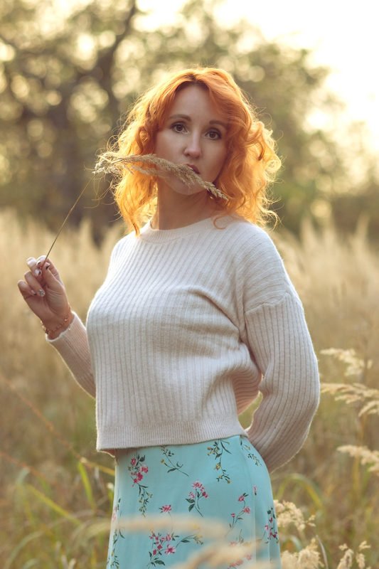 Портрет в осеннем саду фото превью