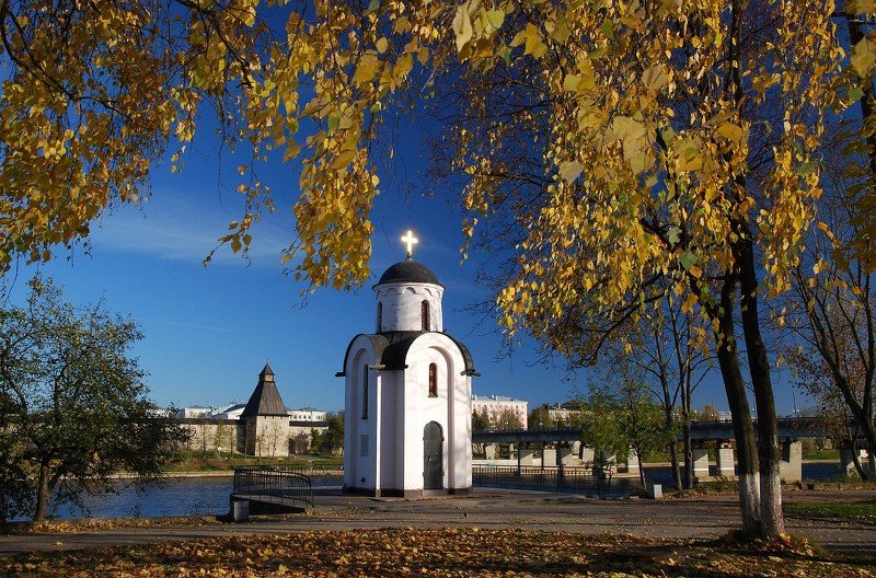 город, пейзаж, городской пейзаж, осень, листья,  псков белокаменный, собор,  часовня,  башня, покровская башня, россия начинается здесь Есть город золотой. фото превью